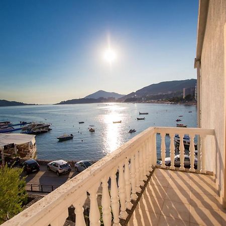 Acika Apartments Rafailovici Bagian luar foto