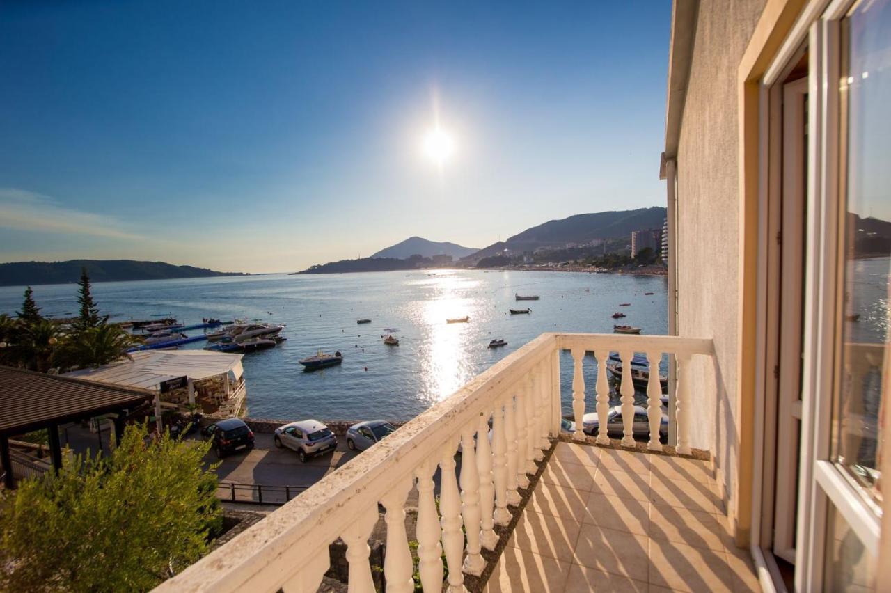 Acika Apartments Rafailovici Bagian luar foto