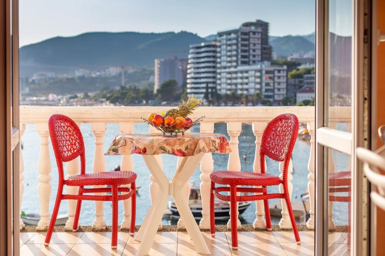 Acika Apartments Rafailovici Bagian luar foto