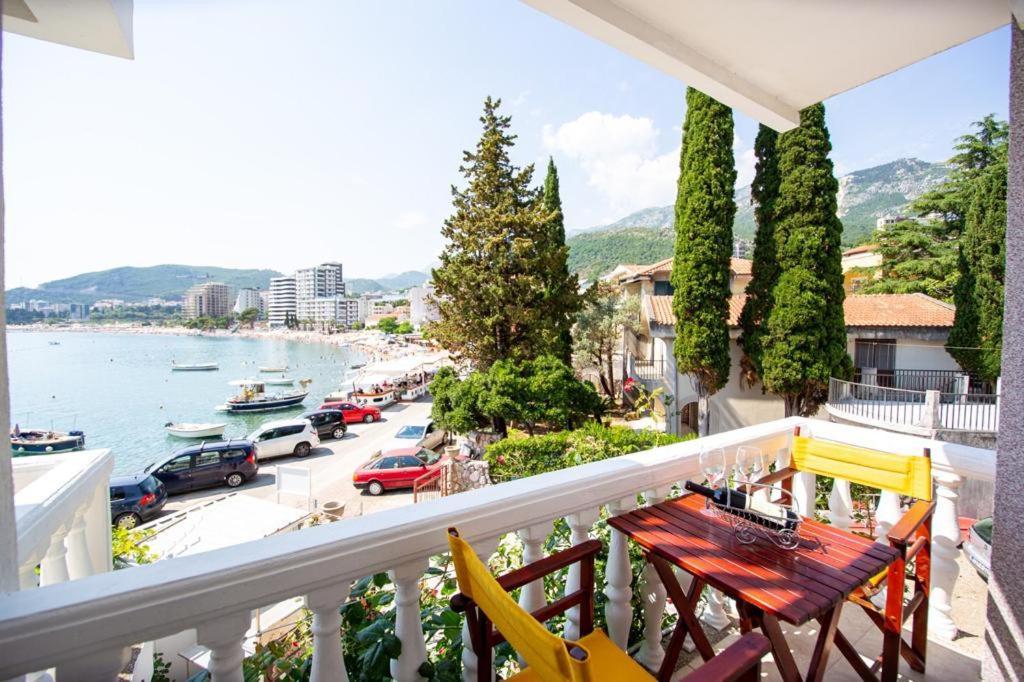 Acika Apartments Rafailovici Bagian luar foto
