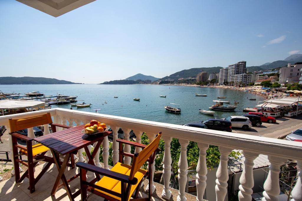 Acika Apartments Rafailovici Bagian luar foto