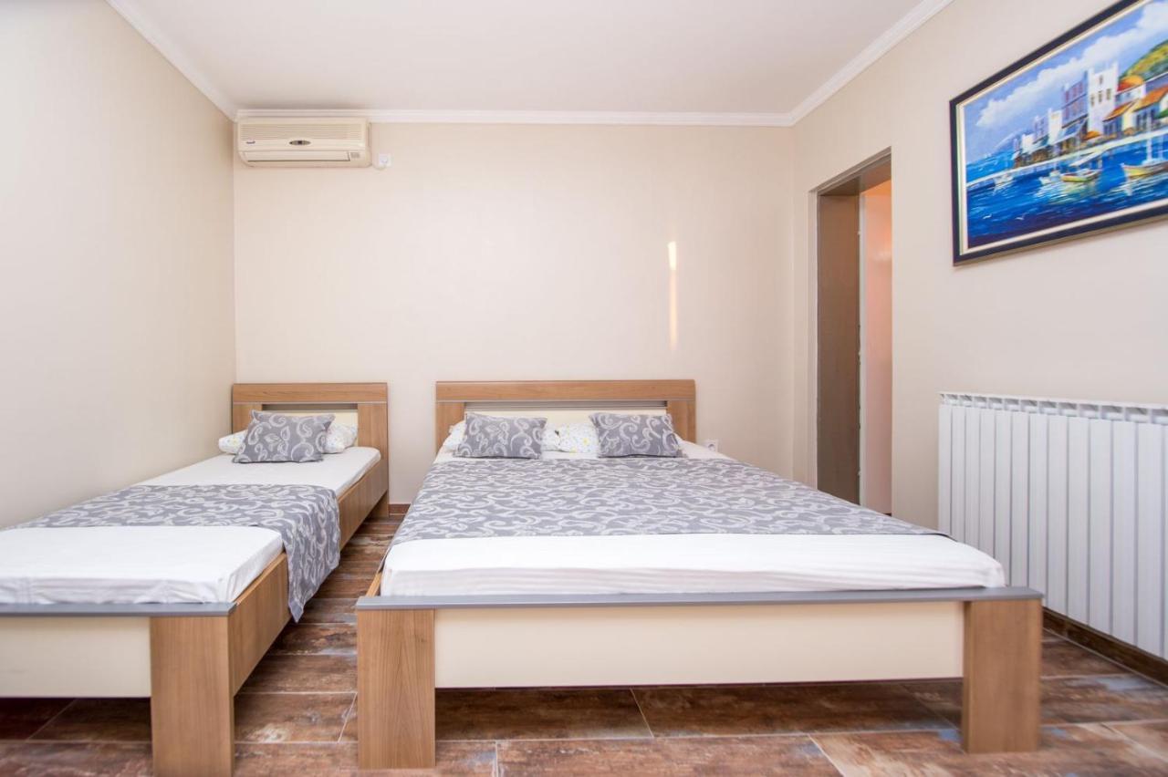 Acika Apartments Rafailovici Bagian luar foto