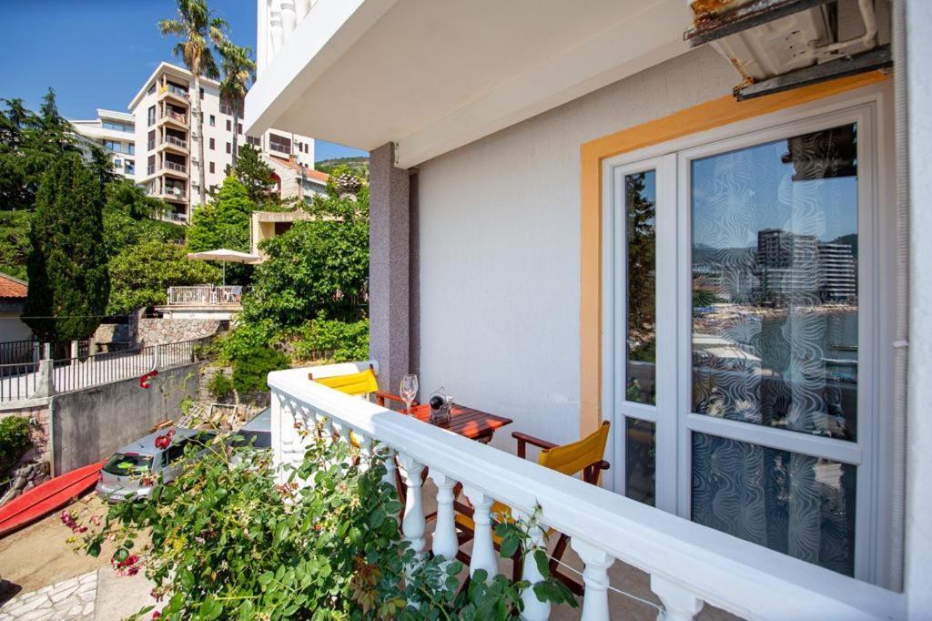 Acika Apartments Rafailovici Bagian luar foto