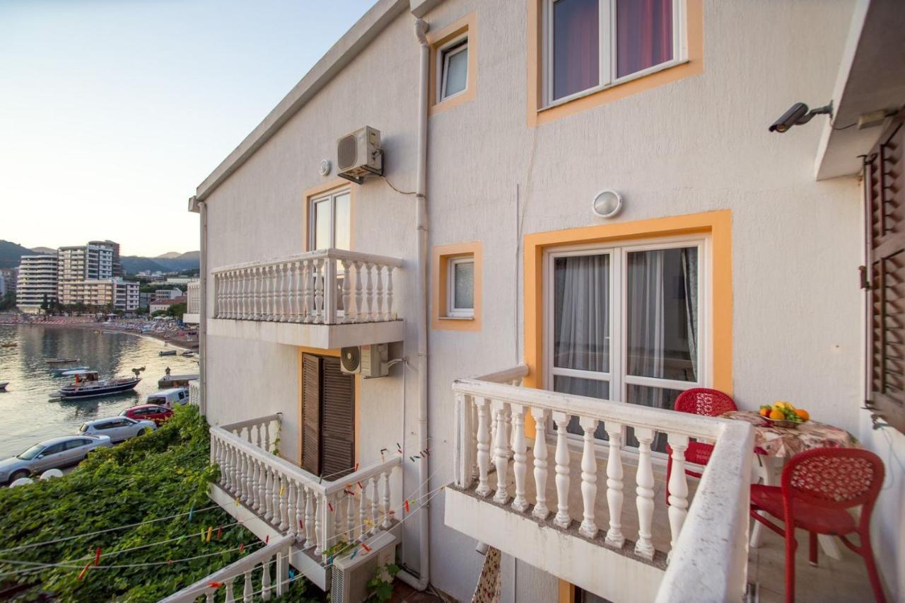 Acika Apartments Rafailovici Bagian luar foto