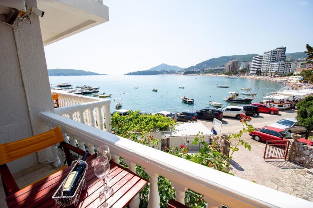 Acika Apartments Rafailovici Bagian luar foto