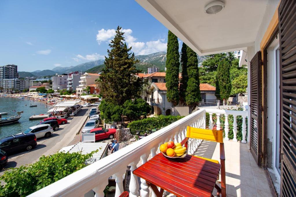 Acika Apartments Rafailovici Bagian luar foto