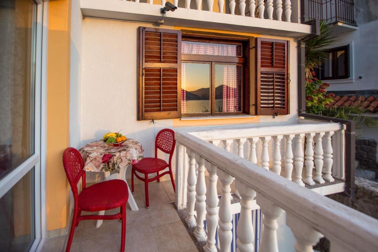 Acika Apartments Rafailovici Bagian luar foto