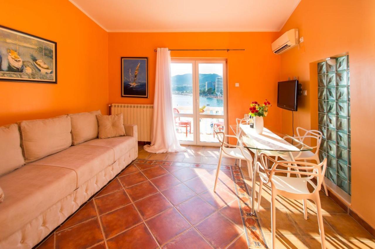 Acika Apartments Rafailovici Bagian luar foto