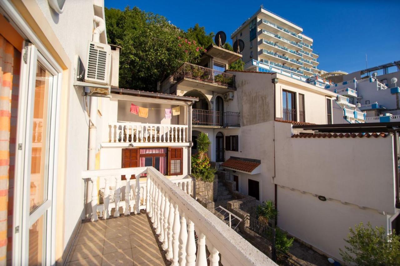 Acika Apartments Rafailovici Bagian luar foto