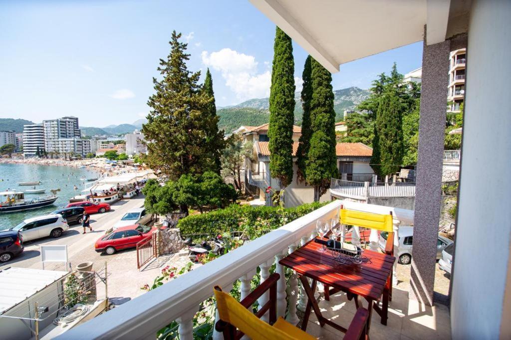 Acika Apartments Rafailovici Bagian luar foto