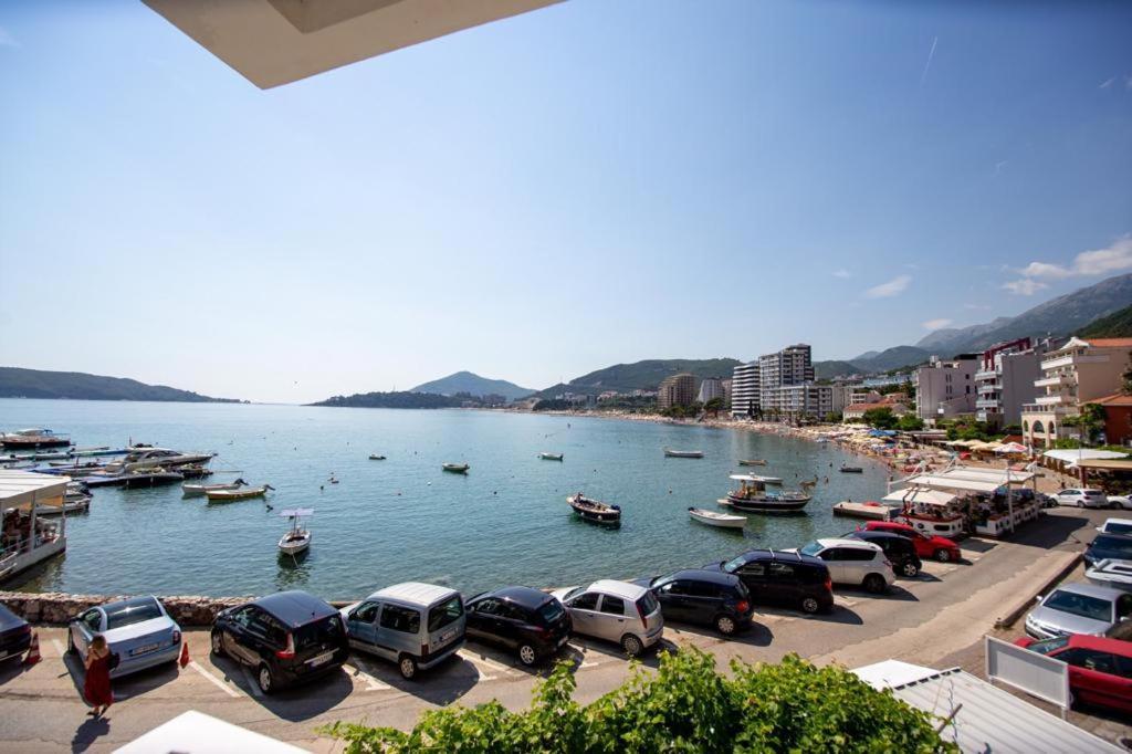 Acika Apartments Rafailovici Bagian luar foto