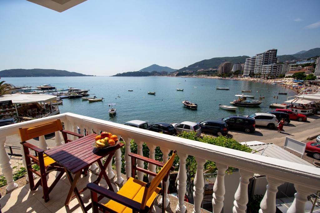 Acika Apartments Rafailovici Bagian luar foto