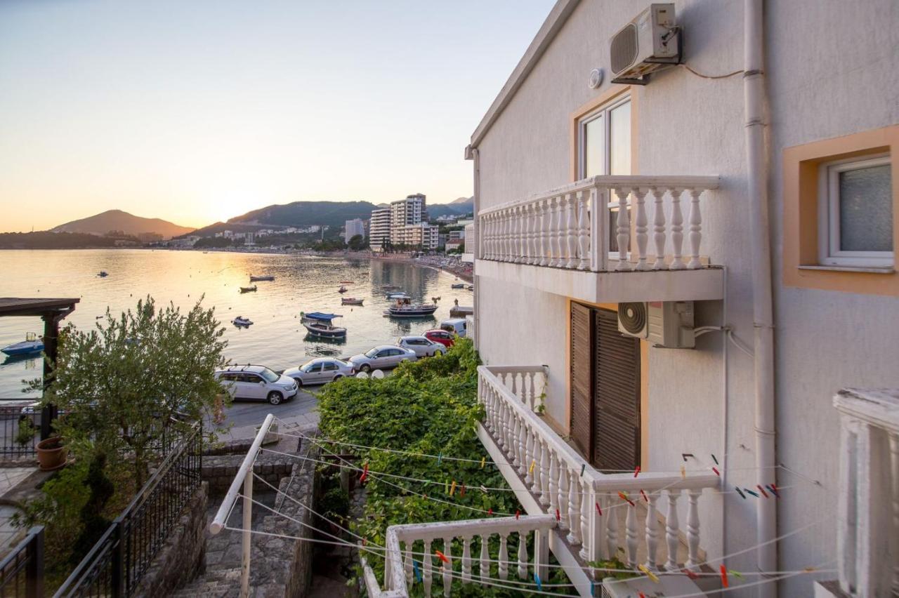 Acika Apartments Rafailovici Bagian luar foto