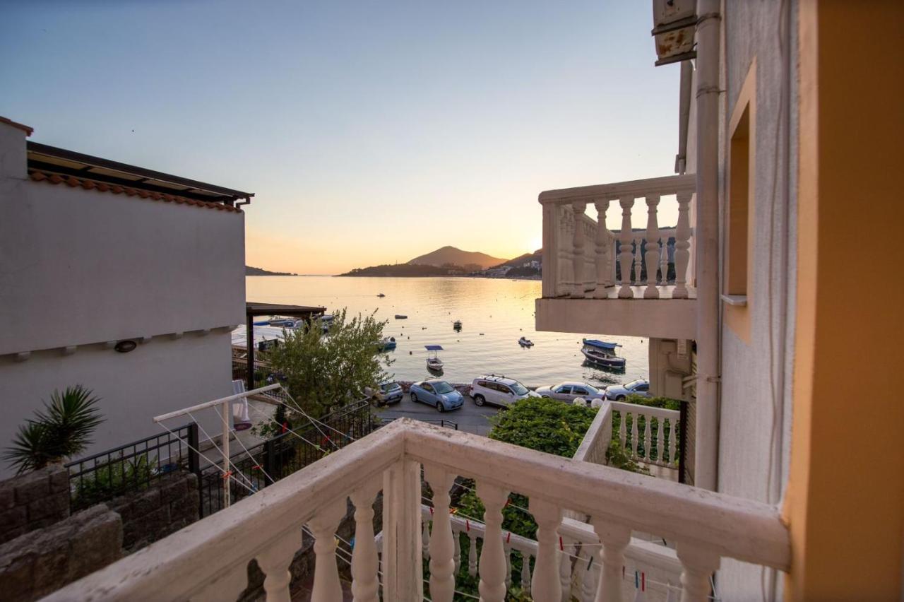 Acika Apartments Rafailovici Bagian luar foto