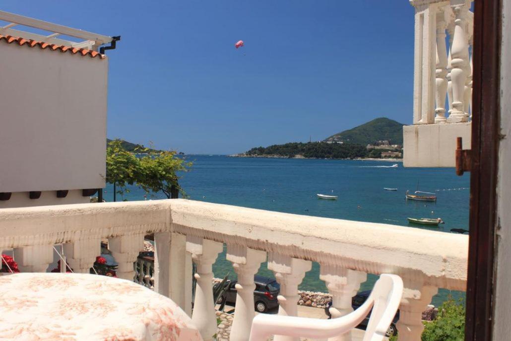 Acika Apartments Rafailovici Bagian luar foto