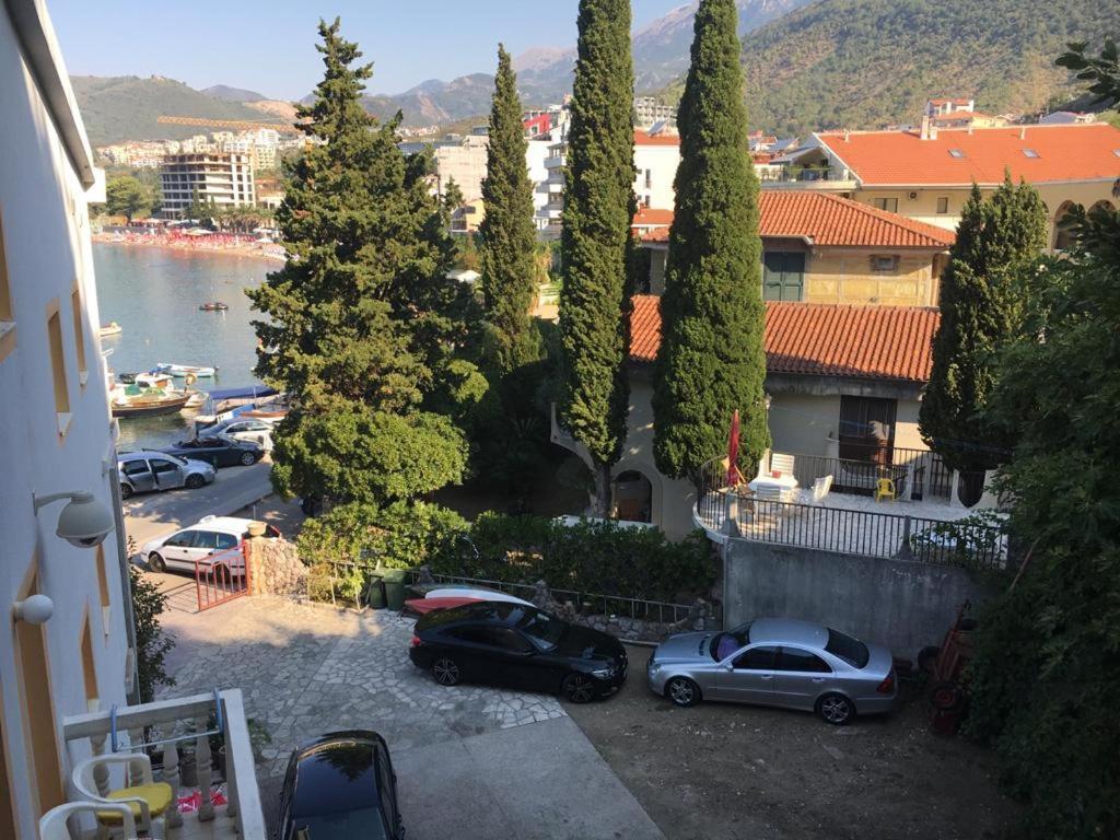 Acika Apartments Rafailovici Bagian luar foto