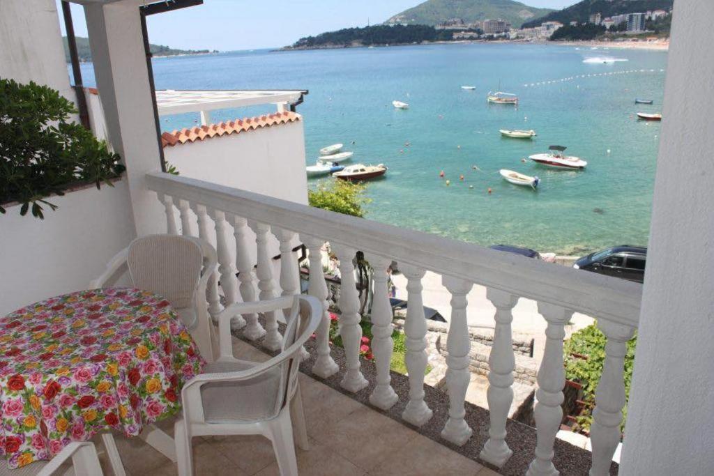 Acika Apartments Rafailovici Bagian luar foto