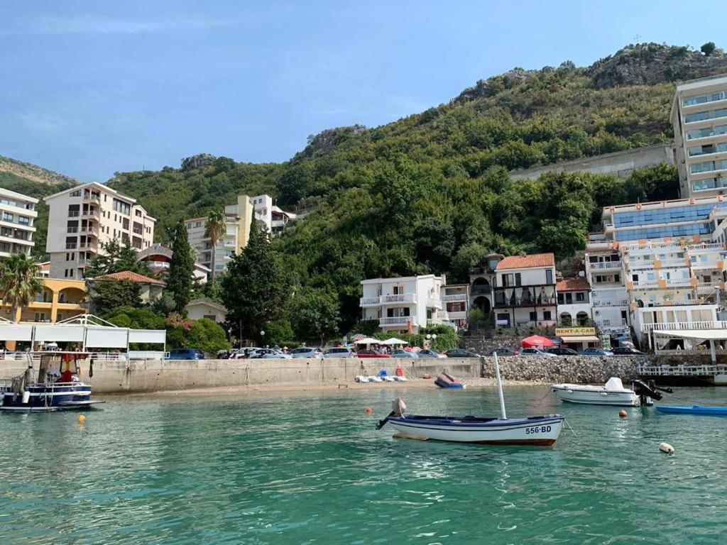 Acika Apartments Rafailovici Bagian luar foto