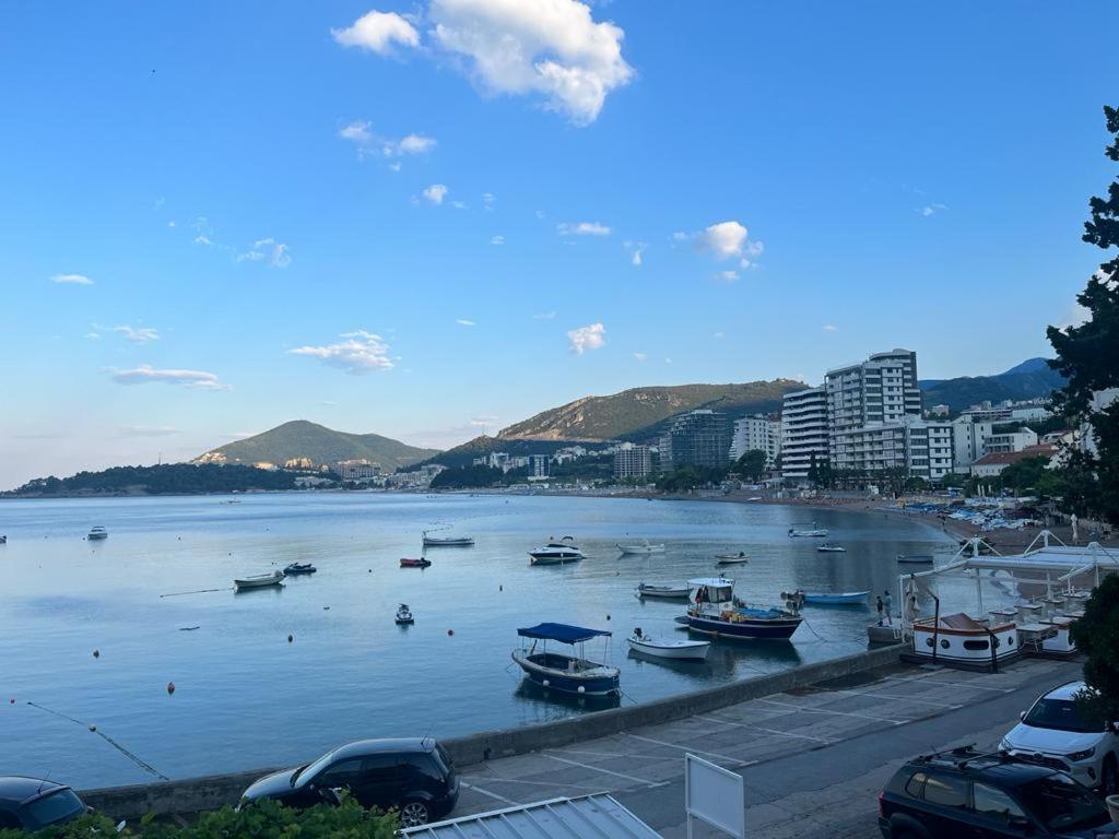 Acika Apartments Rafailovici Bagian luar foto